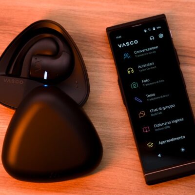 Vasco Translator E1, il traduttore auricolare (che funziona anche con iPhone) per abbattere le barriere linguistiche in tantissimi contesti – RECENSIONE