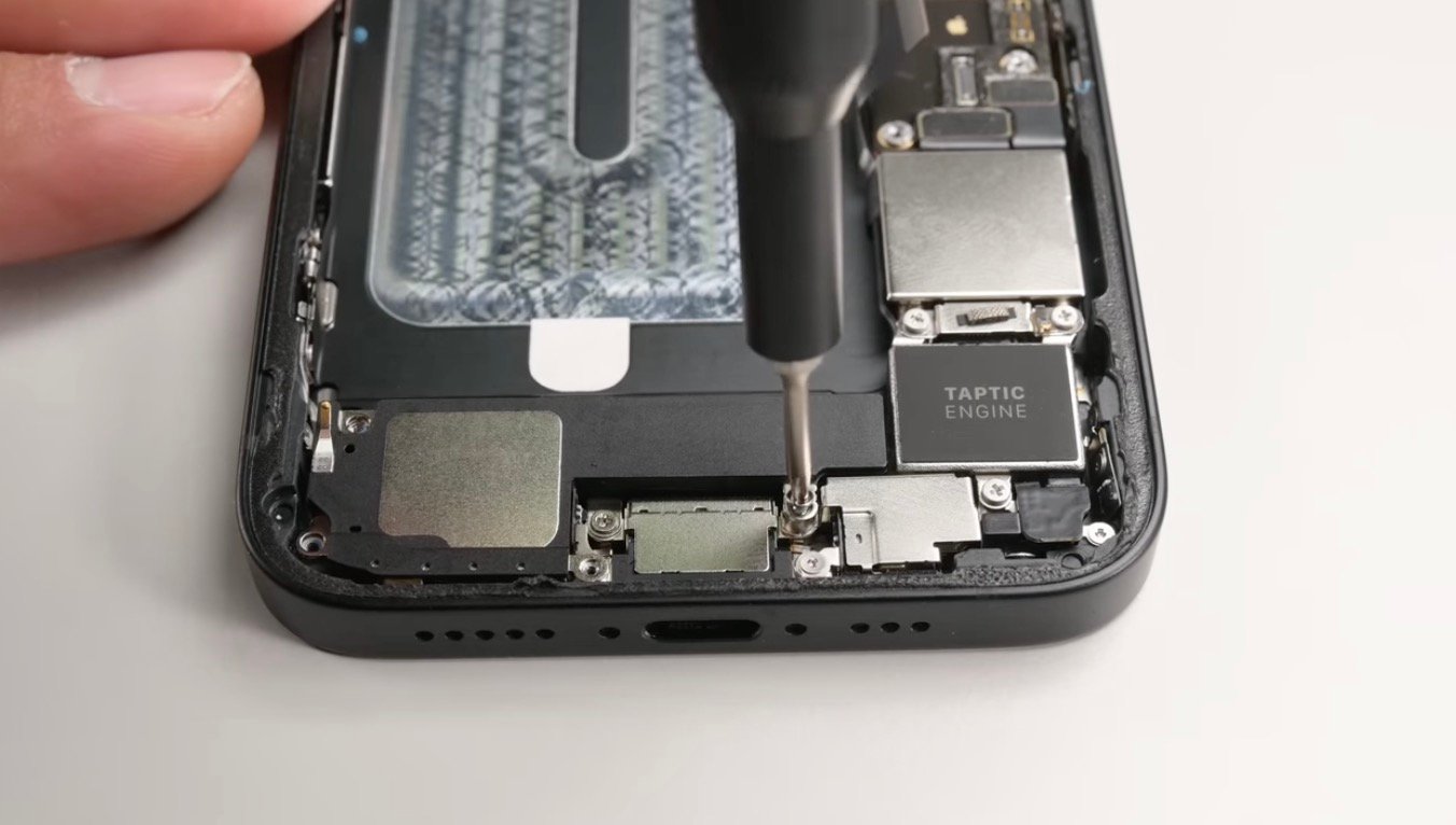 iFixit smonta l’iPhone 16e e offre dettagli sul modem C1