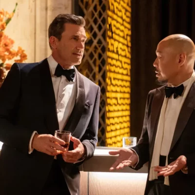 Jon Hamm è il protagonista della nuova serie Apple TV+ “Your Friends & Neighbors”, disponibile da oggi