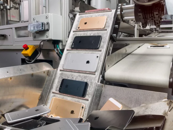 Apple vuole costruire gli iPhone in America, ma aspetta… i robot
