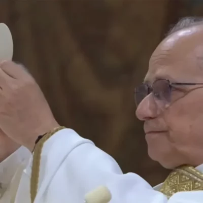 Il nuovo Papa indossa un Apple Watch durante la sua prima messa, e la rete impazzisce!