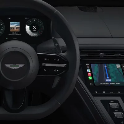 Apple lancia CarPlay Ultra: l’infotainment di nuova generazione debutta su Aston Martin