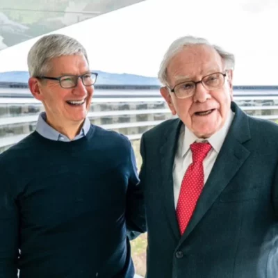 Warren Buffett elogia Tim Cook: “Ha fatto guadagnare a Berkshire più di quanto abbia mai fatto io”