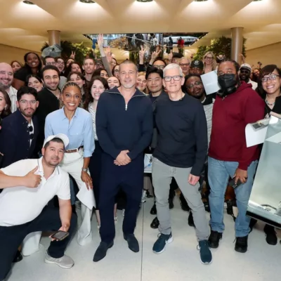 Brad Pitt e Tim Cook a sorpresa nell’Apple Fifth Avenue di New York per promuovere “F1”