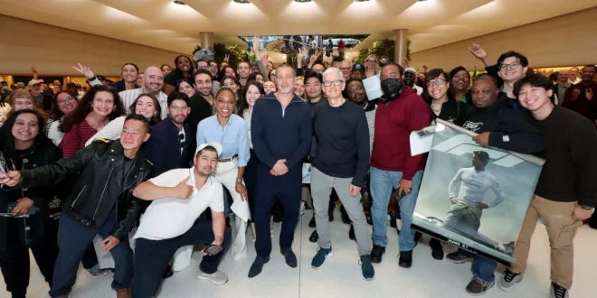 Brad Pitt e Tim Cook a sorpresa nell’Apple Fifth Avenue di New York per promuovere “F1”