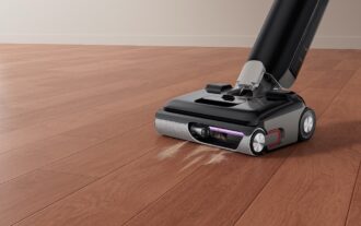 Con Eureka FloorShine 880 i pavimenti si puliscono rapidamente, passando anche sotto i mobili!