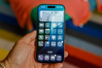 iOS 26, “Liquid Glass” e l’illusione ottica delle icone storte