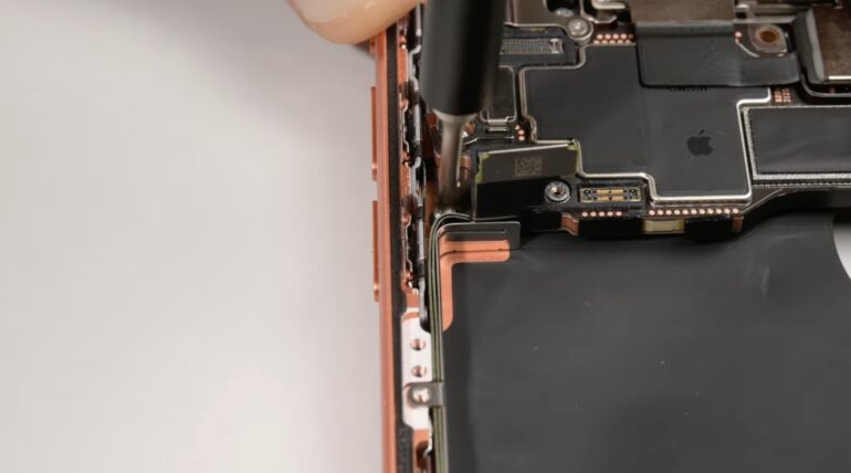 teardown smontaggio iphone 17 pro