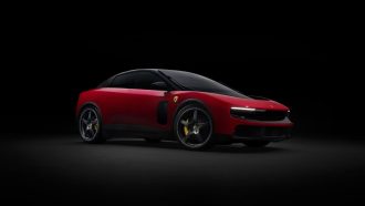 Ferrari Luce, la prima elettrica disegnata con Jony Ive: è questa l’Apple Car che non vedremo mai?