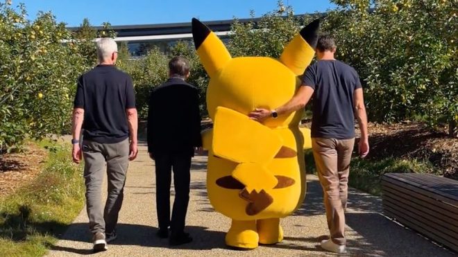 Pikachu arriva all’Apple Park e incontra Tim Cook e John Ternus