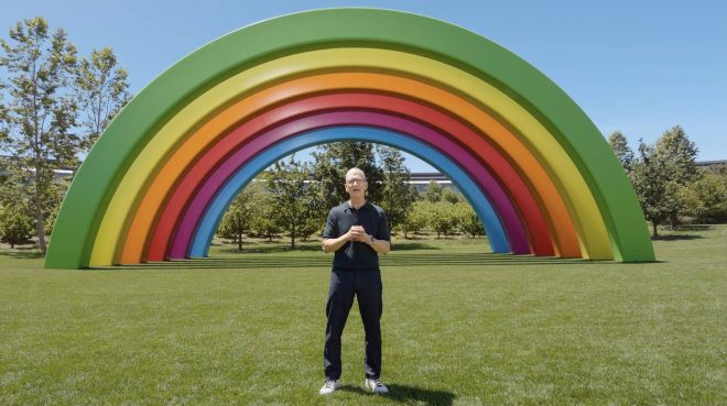 Apple saluta Tim Cook: festa ad Apple Park prima del passaggio di consegne a John Ternus