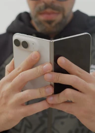 Recensione iPhone Duo: come va (davvero) il primo smartphone pieghevole di Apple? – VIDEO