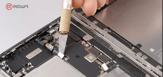 iPhone Duo smontato per la prima volta: due batterie e alcune sorprese sulla riparabilità